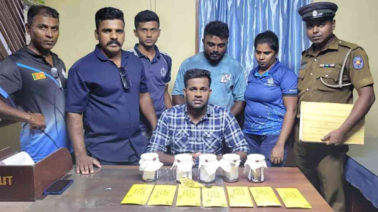 காதலனுக்கு மோட்டார் சைக்கிள் வாங்க நகைகளை திருடிய யுவதி