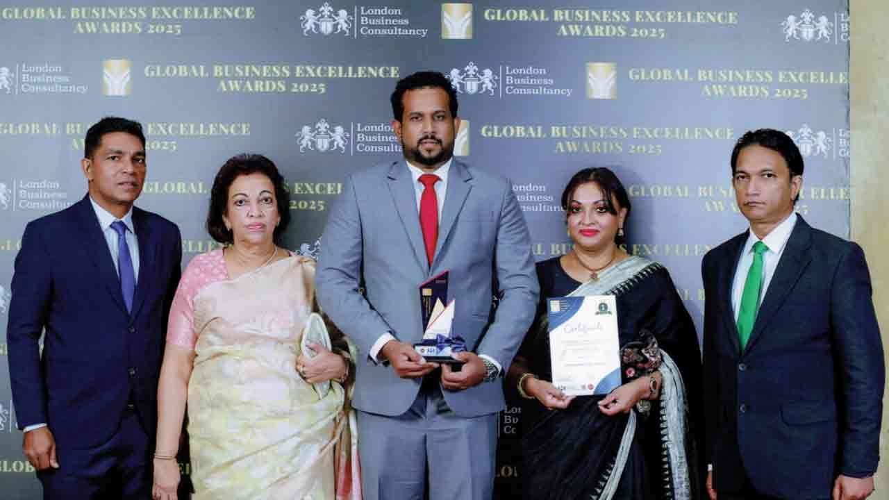 Global Business Excellence Awards 2025 விருது விழாவில் மூலிகை அடிப்படையிலான தனிநபர் பராமரிப்பு பொருட்களில் சிறந்த நிறுவனமாக கௌரவிக்கப்பட்ட சுதேசி