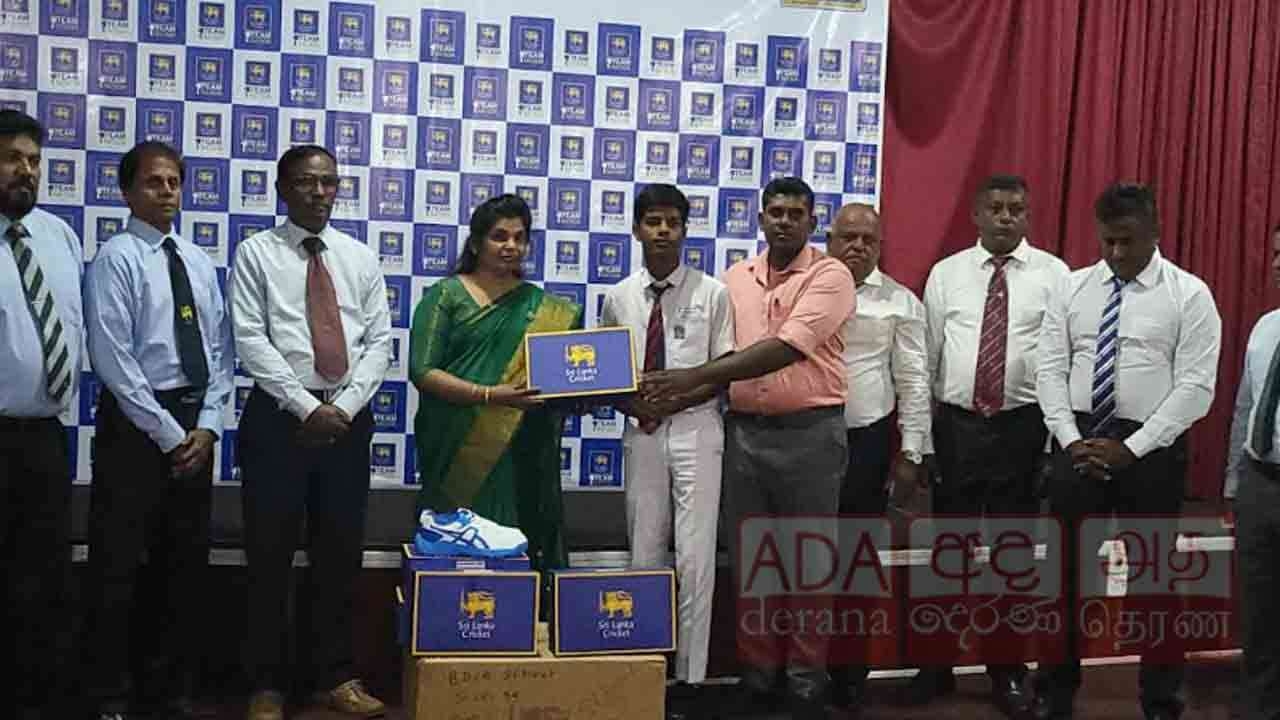 இளம் கிரிக்கெட் வீரர்களுக்கு கிரிக்கெட் உபகரணங்கள் வழங்கி வைப்பு