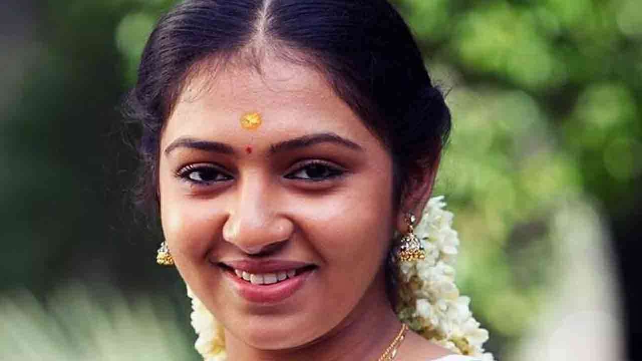 நடிகை லட்சுமி மேனன் தலைமறைவு?
