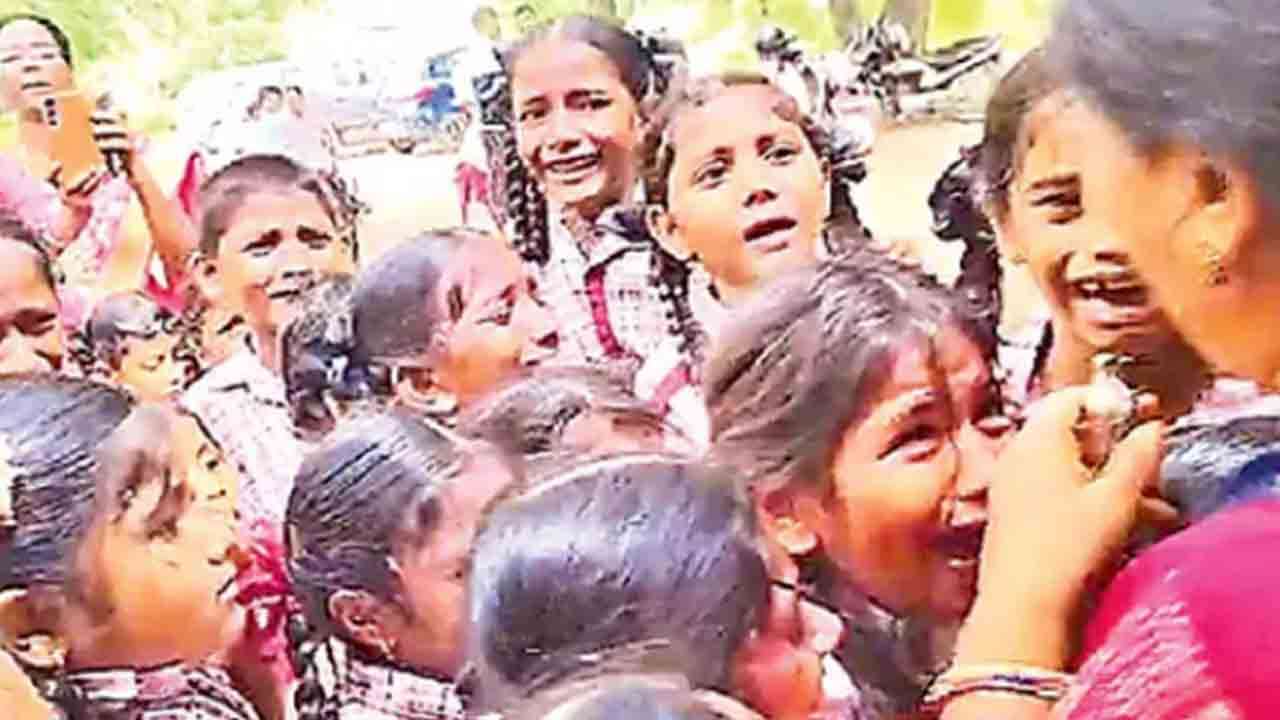 ஆசிரியையை கட்டிப்பிடித்து கதறி அழுத மாணவிகள்