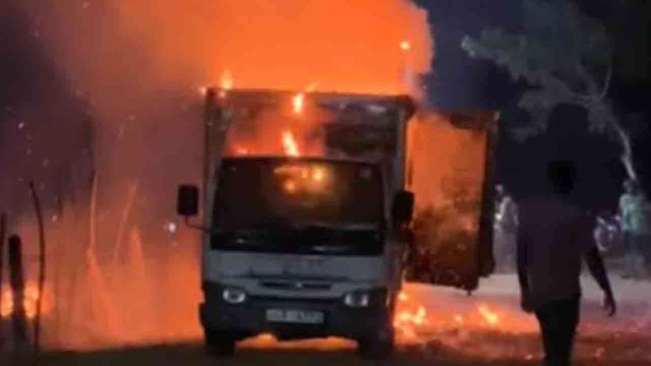 வவுனியாவில் சப்பர திருவிழாவுக்காக வந்த பட்டாசு வாகனம் தீக்கிரை