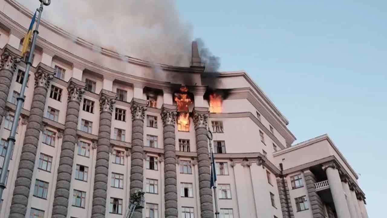 உக்ரைன் அரச கட்டிடத்தின் மீது பாரிய வான்வழித் தாக்குதல்