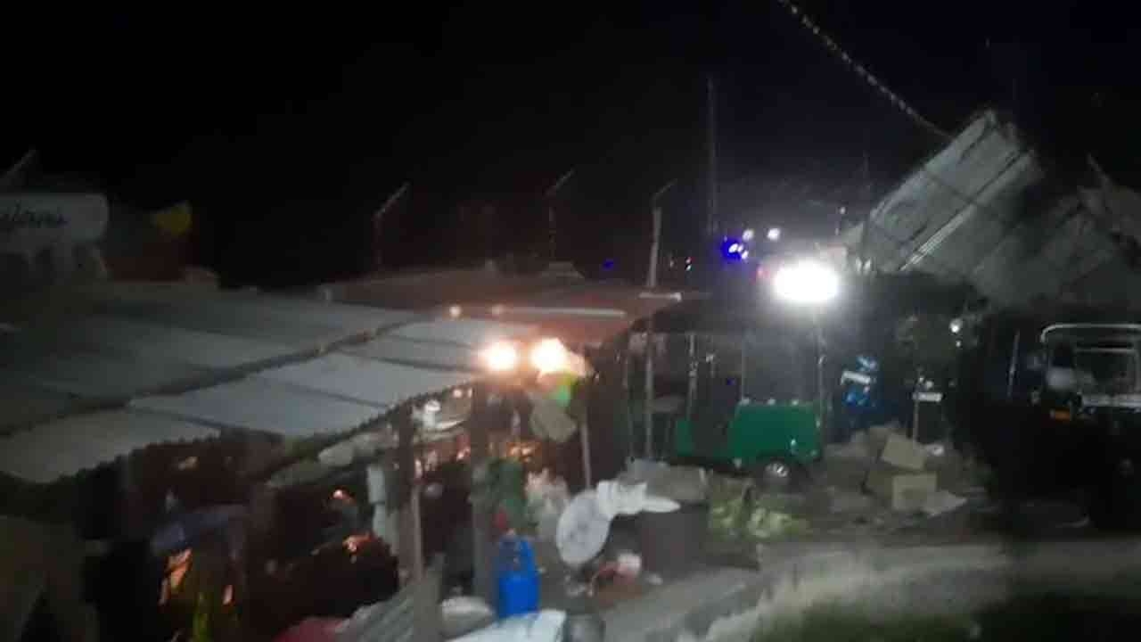 யாழில் வீசிய பலத்த காற்றுடன் கூடிய மழை காரணமாக 12 பேர் பாதிப்பு!