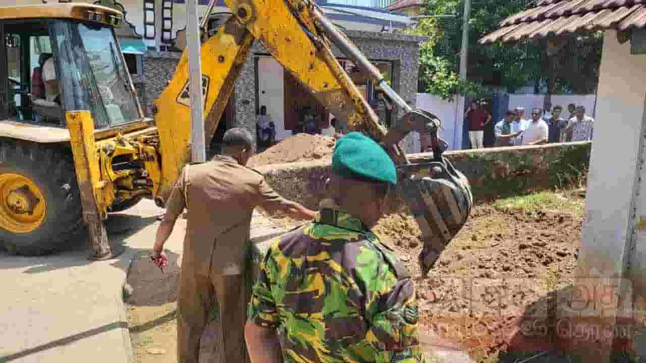 கைவிடப்பட்ட பாடசாலை காணியில் ஆயுதங்கள் மீட்பு!