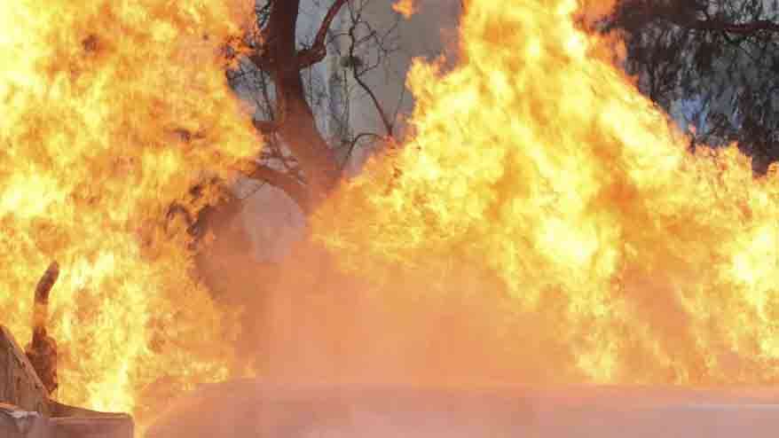 நெடுஞ்சாலையில் தீப்பிடித்த டேங்கர் லொரி - 8 பேர் பலி