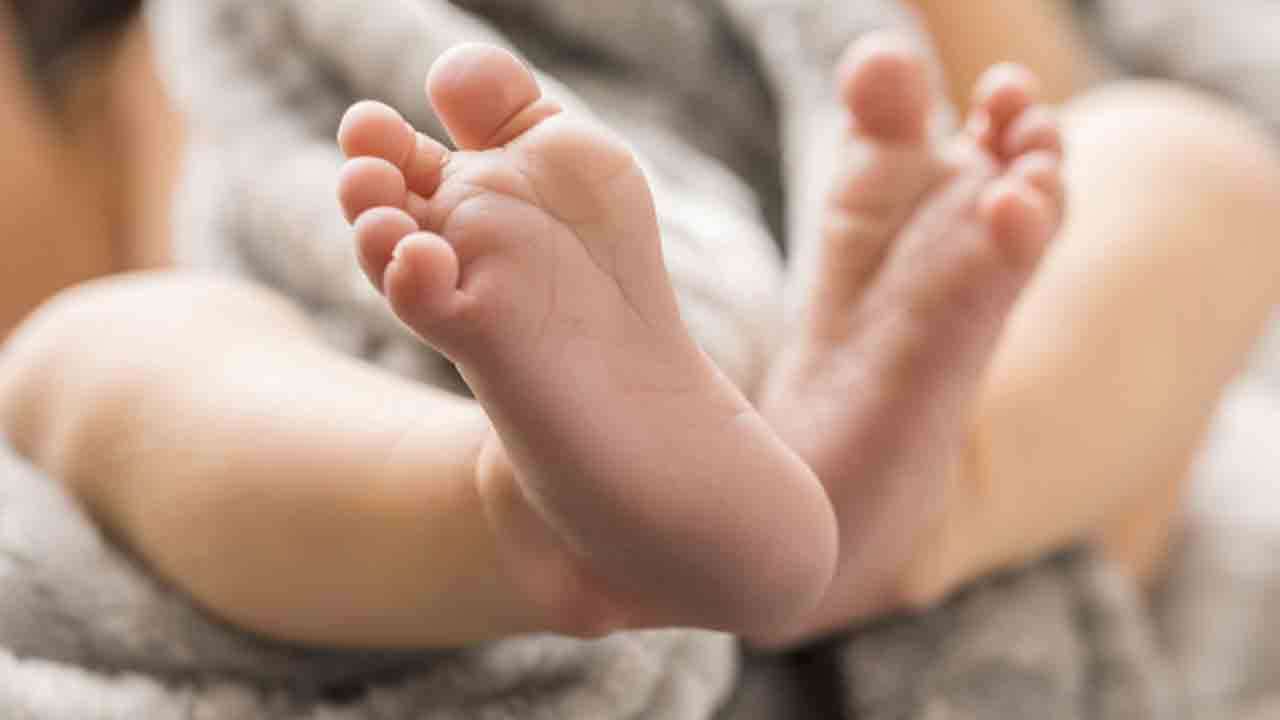 பிறந்து 15 நாளான பச்சிளம் குழந்தையை குளிர்சாதன பெட்டியில் வைத்த தாய்! 