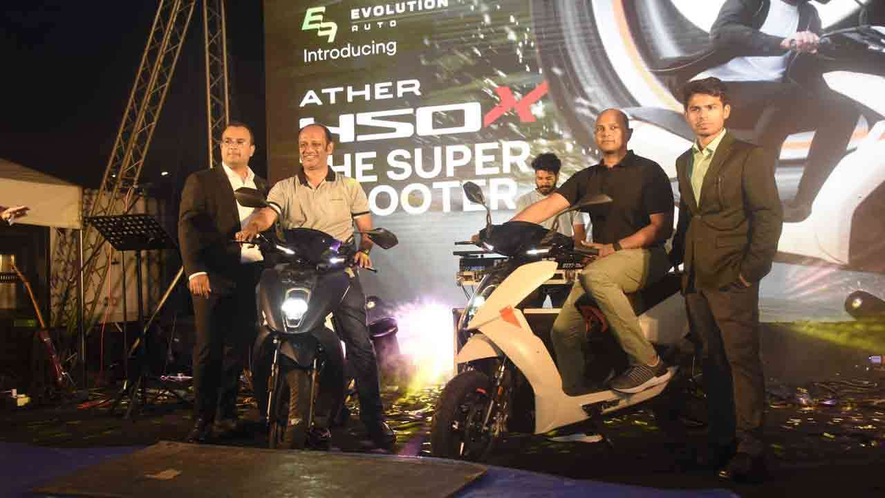 Evolution Auto மற்றும் Ather Energy இணைந்து காலிமுகத்திடலில் ஏற்பாடு செய்த Ather Experience Zone இல் 2025 Ather 450Xஐ எட்டு வருட பற்றரி உத்தரவாதத்துடன் அறிமுகம் செய்தது