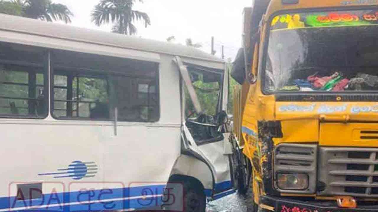 ஹொரனை பேருந்து விபத்தில் 15 பேர் காயம்