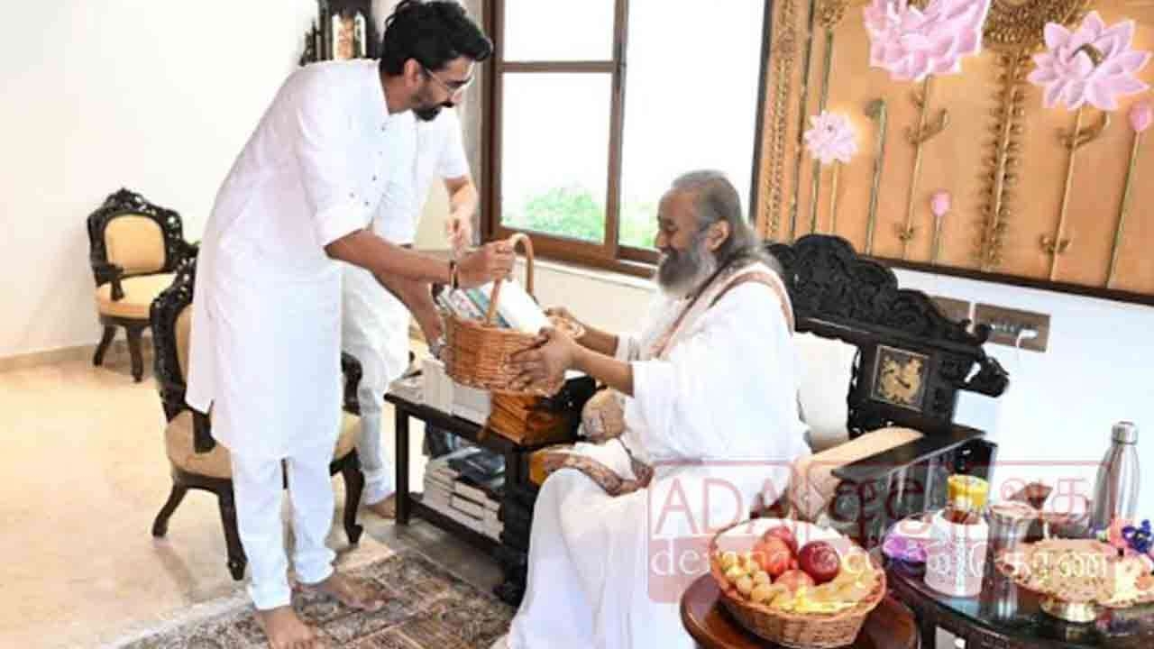 ஸ்ரீ ஸ்ரீ ரவிசங்கர் குருஜியை சந்தித்து கலந்துரையாடிய ஜீவன் தொண்டமான்