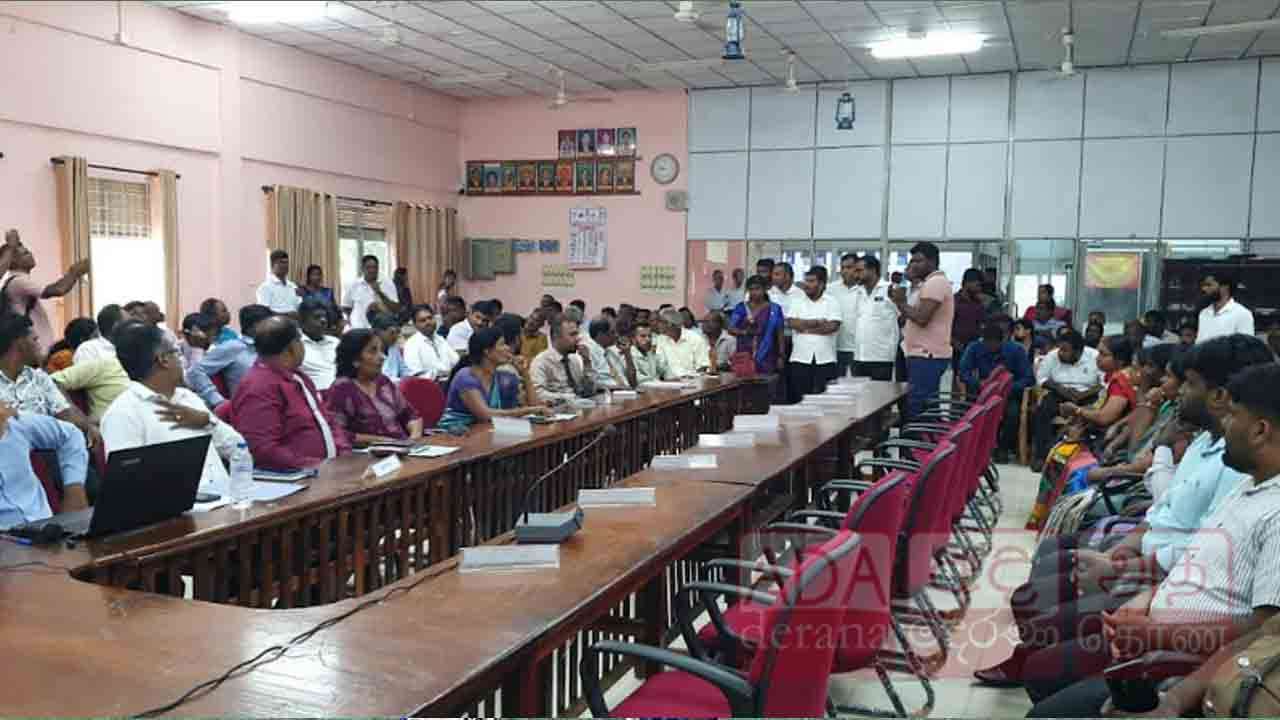 வேலணை பிரதேச ஒருங்கிணைப்பு குழு தலைவரை வழிமறித்து போராட்டம்