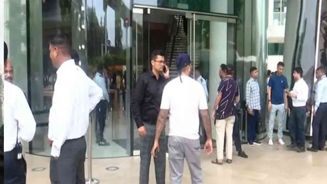 விடிய, விடிய காத்திருந்து iPhone17 சீரிஸை வாங்கி மகிழ்ச்சி!