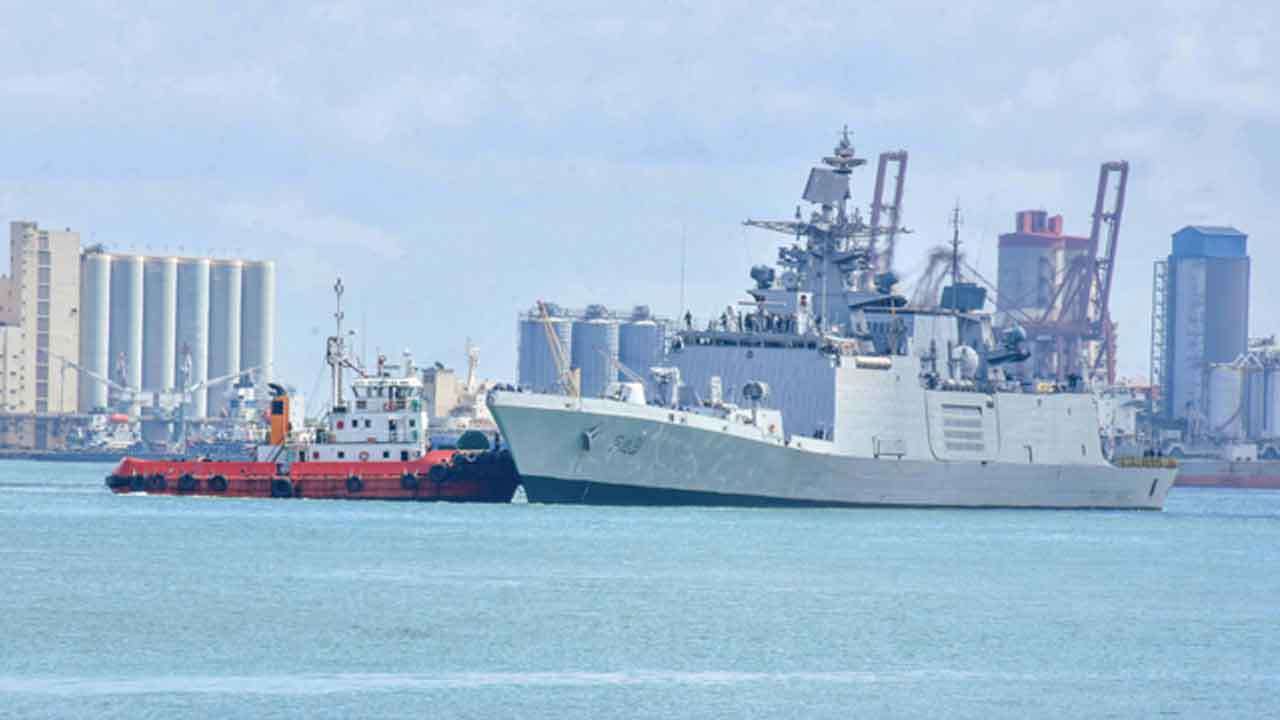 இந்திய கடற்படை கப்பல் கொழும்புத் துறைமுகத்தில் 