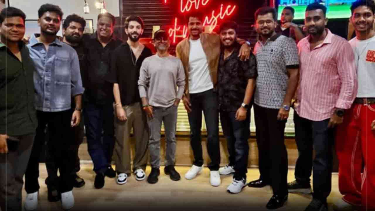 கேக் வெட்டி கொண்டாடிய படக்குழு!