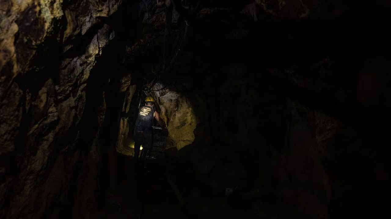 தங்கச் சுரங்கத்திற்குள் சிக்கிய 20 தொழிலாளர்கள் 