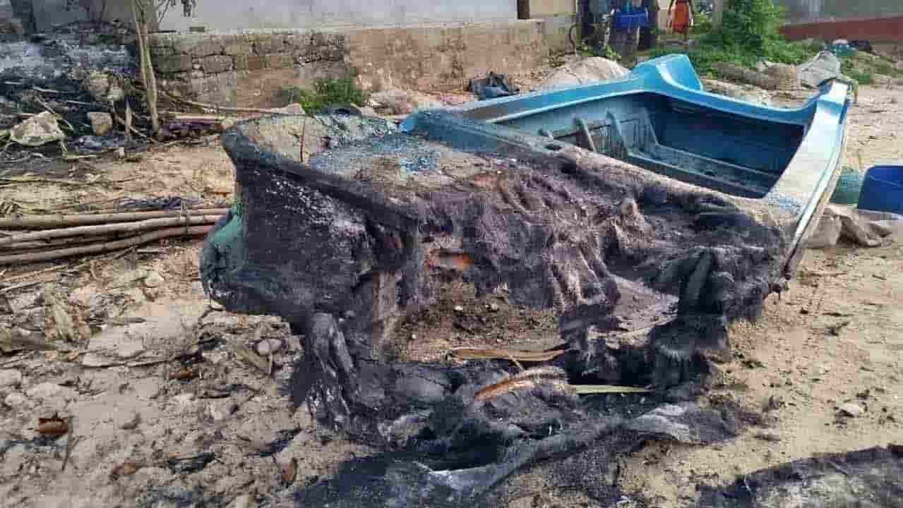 பொலிகண்டியில் படகு ஒன்று தீக்கிரை