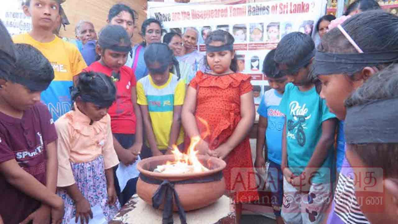 கறுப்புப் பட்டி அணிந்து எதிர்ப்பை தெரிவித்த சிறுவர்கள்
