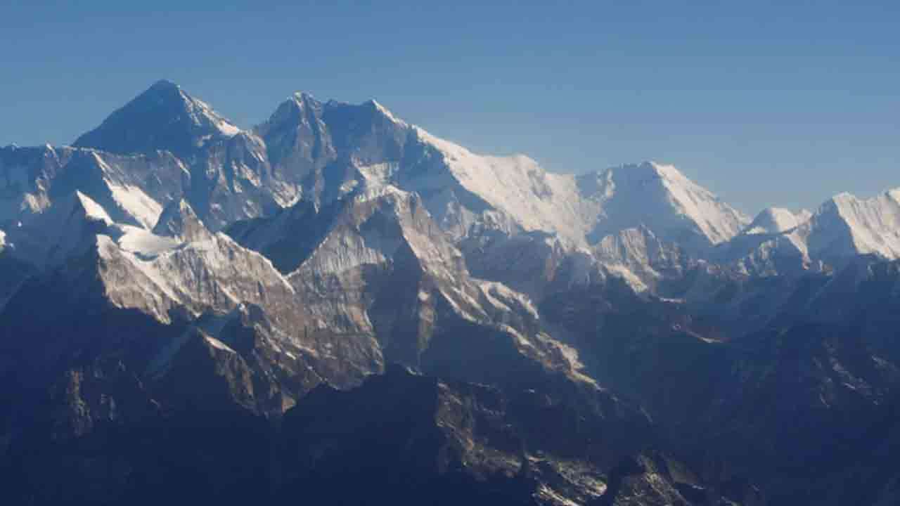 எவரெஸ்ட் சிகரத்தில் சிக்கியுள்ள ஆயிரம் பேர்!