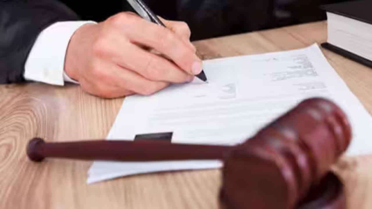 வழக்கு விசாரணையின் போதே நீதிபதி சுட்டுக்கொலை