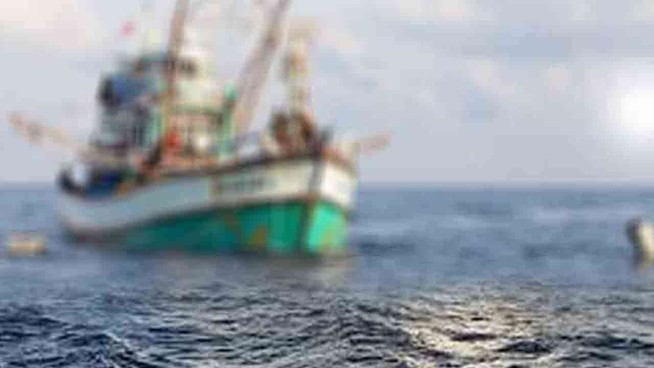  மற்றுமொரு படகை சுற்றிவளைத்த கடற்படை