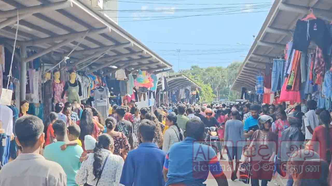 தீபாவளியை முன்னிட்டு பொருட்கள் கொள்வனவில் மக்கள் தீவிரம்!