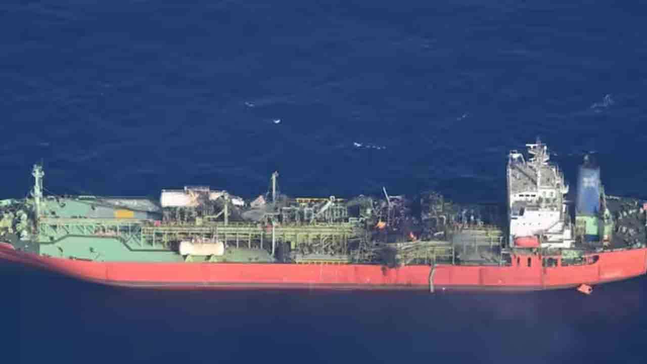 நடுக்கடலில் தீப்பற்றிய எரிபொருள் கப்பல்