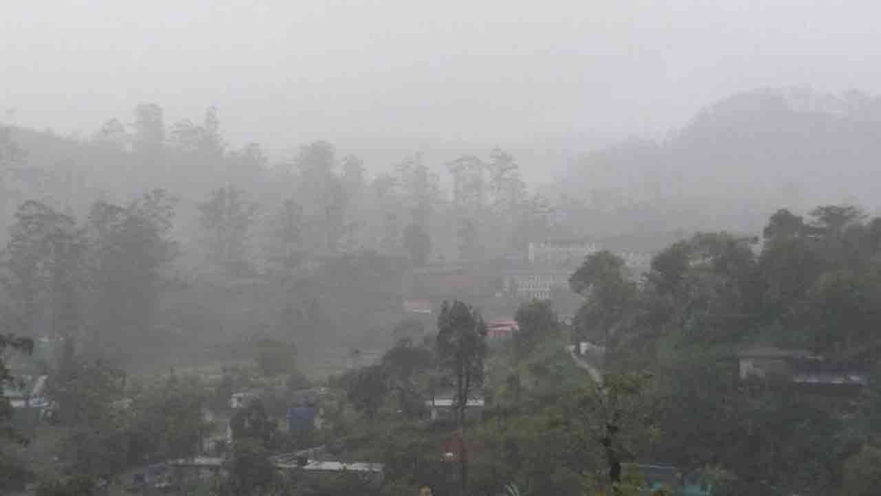 தொடர் மழையால் மலையக மக்களின் இயல்பு வாழ்க்கை பாதிப்பு