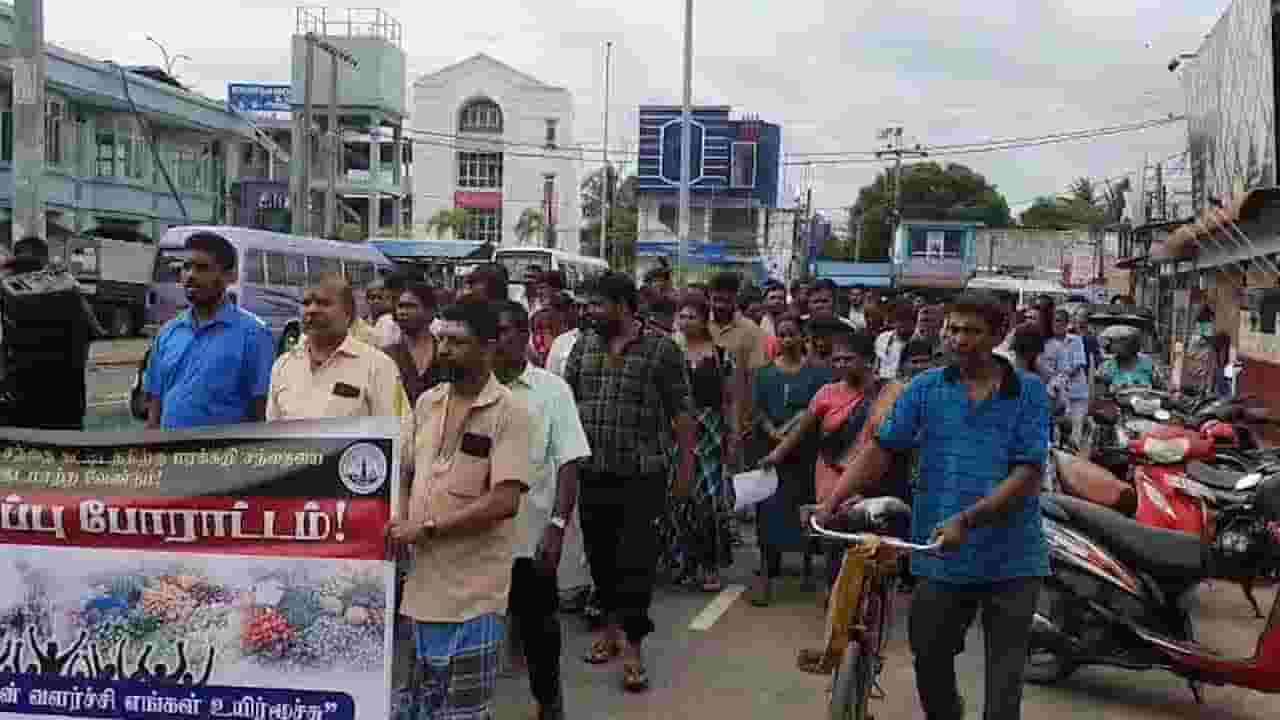 பருத்தித்துறை வர்த்தக சங்கத்தினர் கவனயீர்ப்பு போராட்டம்