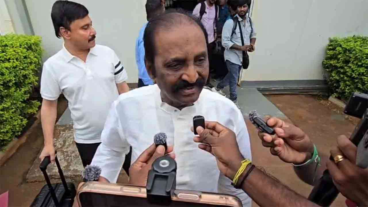 யாழ்ப்பாணம் வந்தடைந்த கவிப்பேரரசு வைரமுத்து