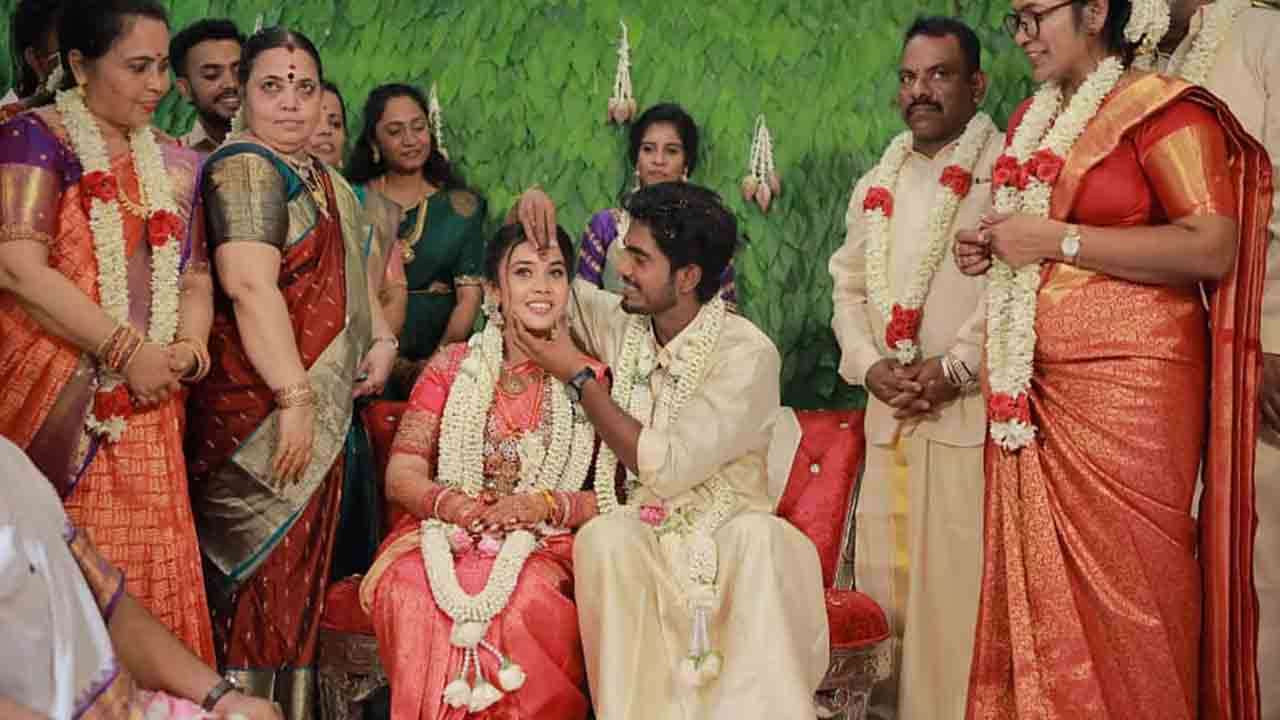  காதலியை கரம் பிடித்த ‛டுவரிஸ்ட் பேமிலி' பட இயக்குனர்