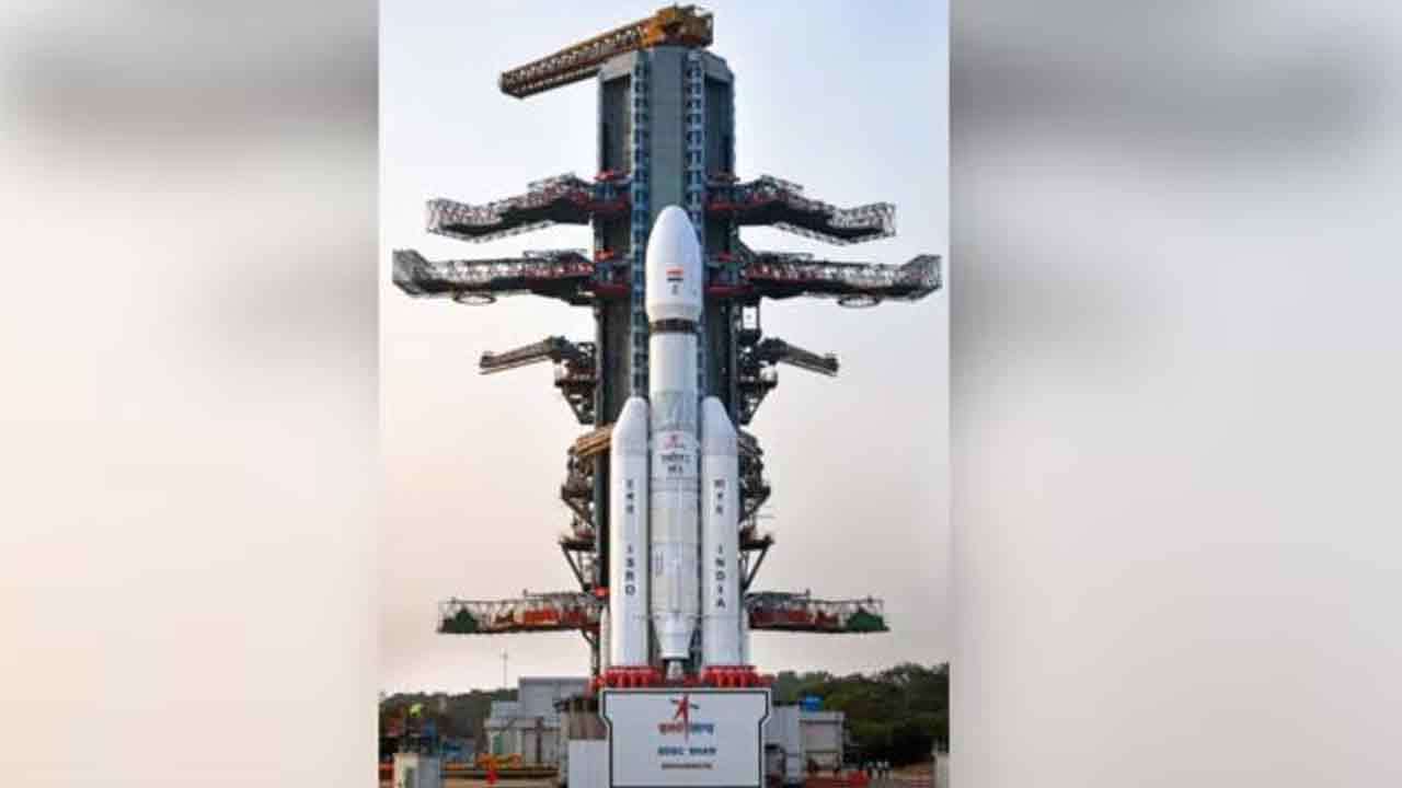 இன்று விண்ணில் பாயும் எல்​விஎம்-3 