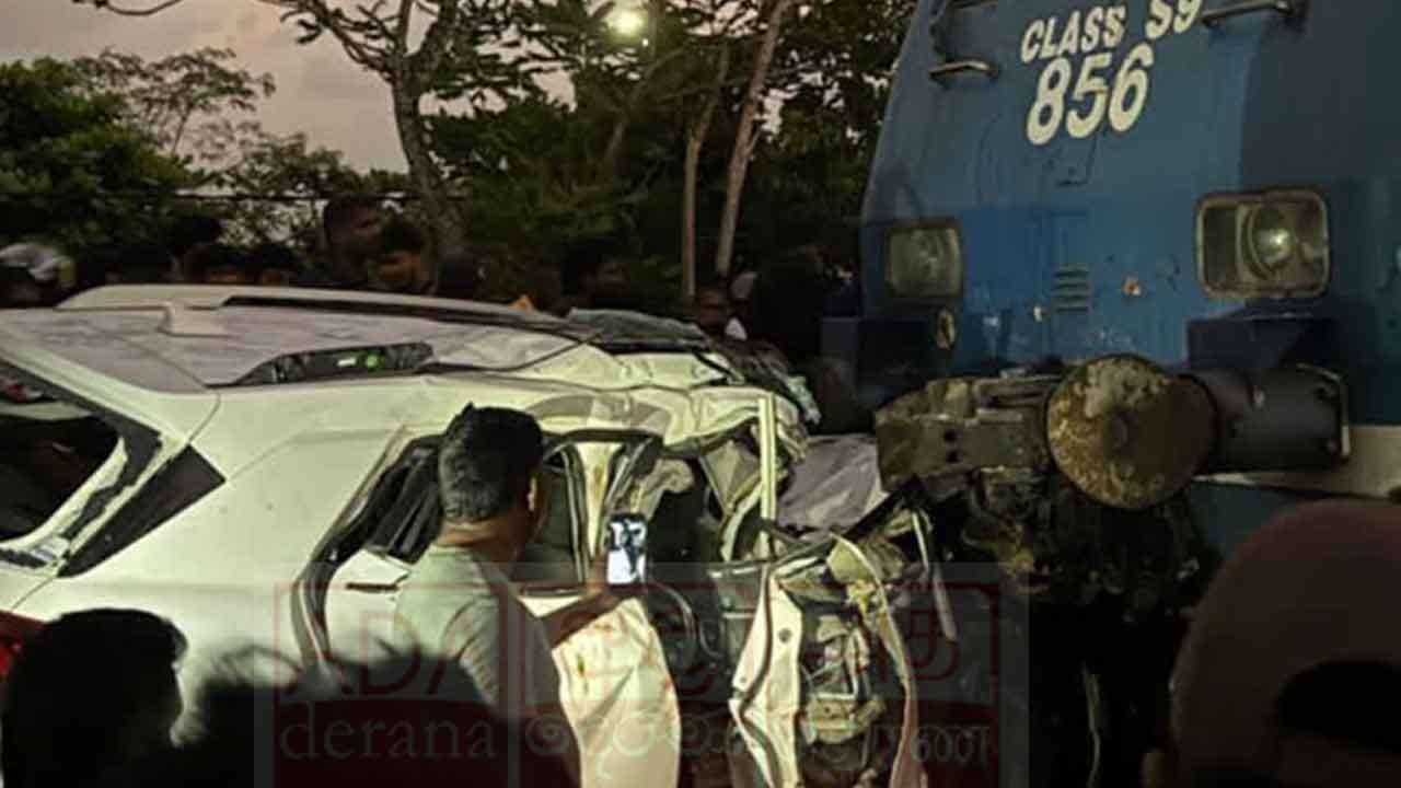  ரயிலுடன் கார் மோதி விபத்து - ரயில் சேவைகளுக்கும் பாதிப்பு