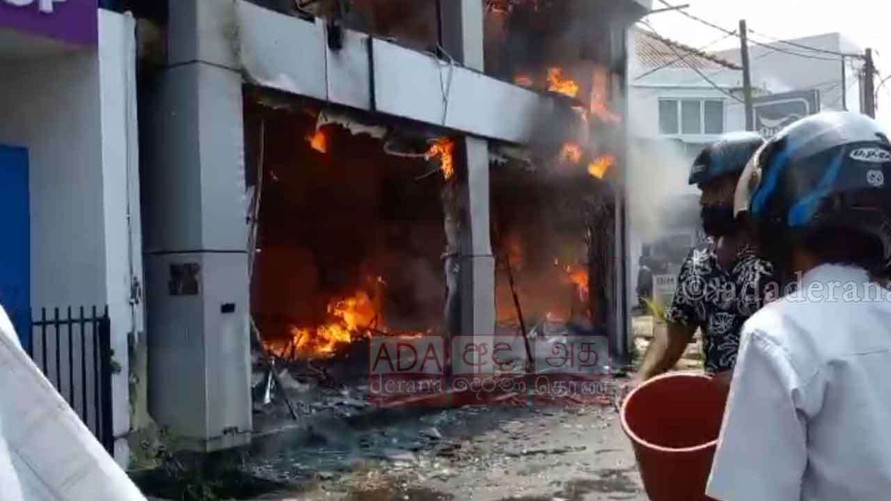 அம்பலாங்கொடையில் வர்த்தக தொகுதியில் தீப்பரவல்