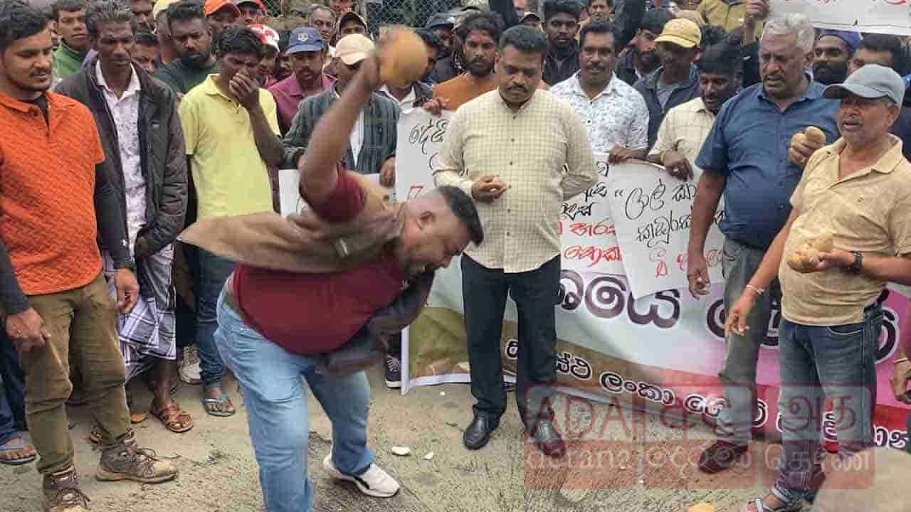 விலை வீழ்ச்சியை வலியுறுத்தி தேங்காய் உடைத்து போராட்டம்