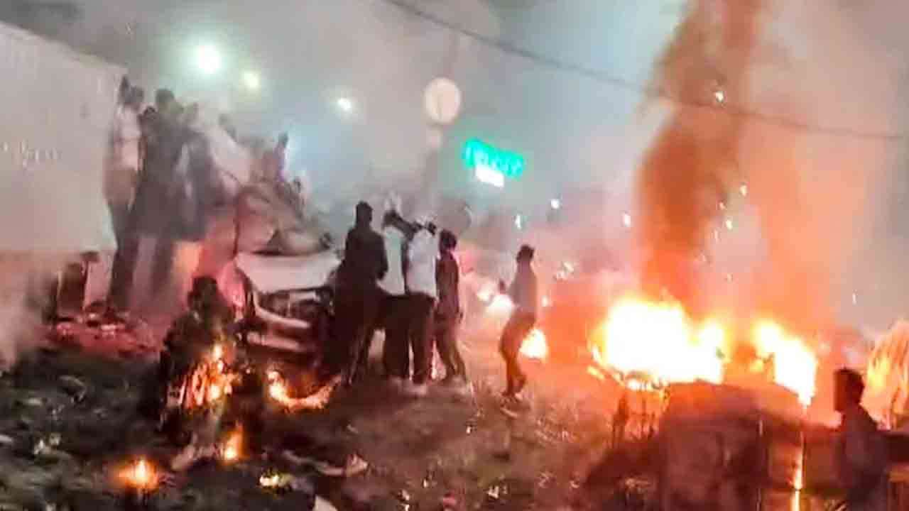 செங்கோட்டைக்கு அருகில் ஏற்பட்ட வெடிப்பில் 8 பேர் பலி