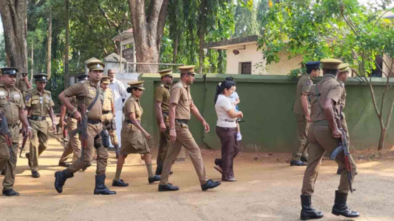  வவுனியா நீதிமன்றில் ஆஜர்படுத்தப்பட்ட பெக்கோ சமனின் மனைவி 