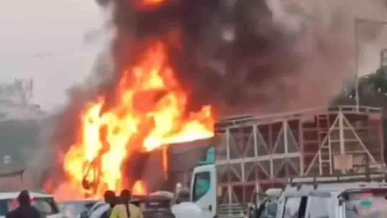 பாலத்தில் அடுத்தடுத்து 8 வாகனங்கள் மோதி பயங்கர விபத்து - 7 பேர் உயிரிழப்பு