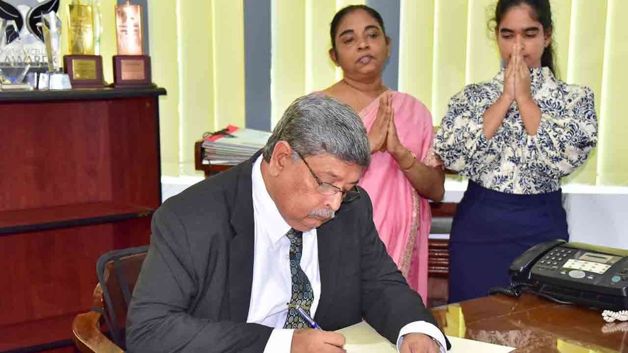 கடமைகளைப் பொறுப்பேற்ற புதிய தேர்தல்கள் ஆணையாளர் நாயகம்