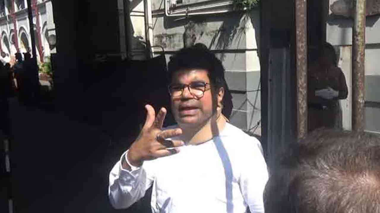 நீதிமன்றில் சரணடைய வந்துள்ள துசித ஹல்லொலுவ