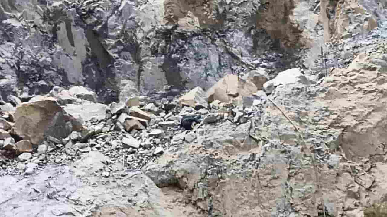 கல்குவாரியில் பாறைகள் சரிந்து விபத்து - 15 பேர் சிக்கி தவிப்பு