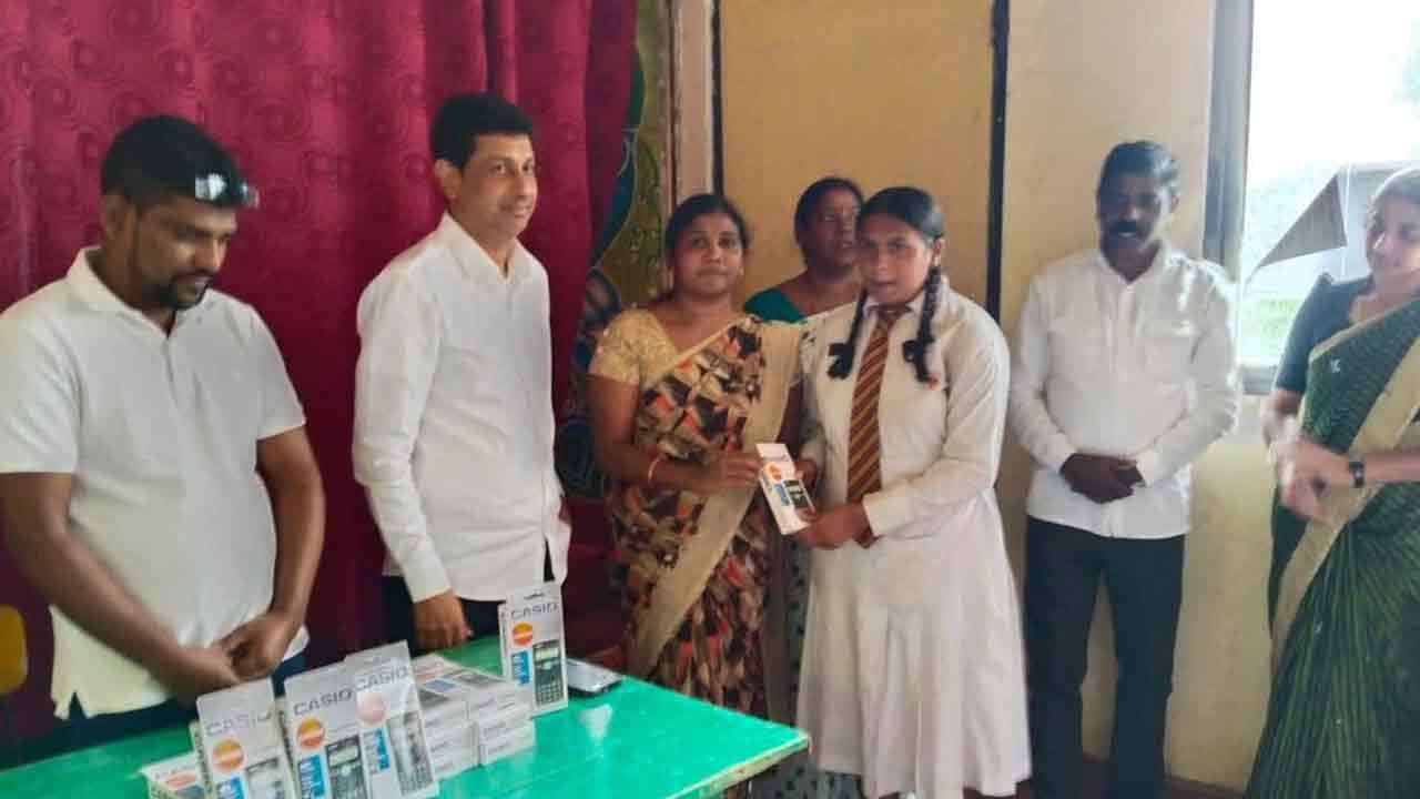 23 மாணவர்களுக்கு Scientific Calculators அன்பளிப்பு! 