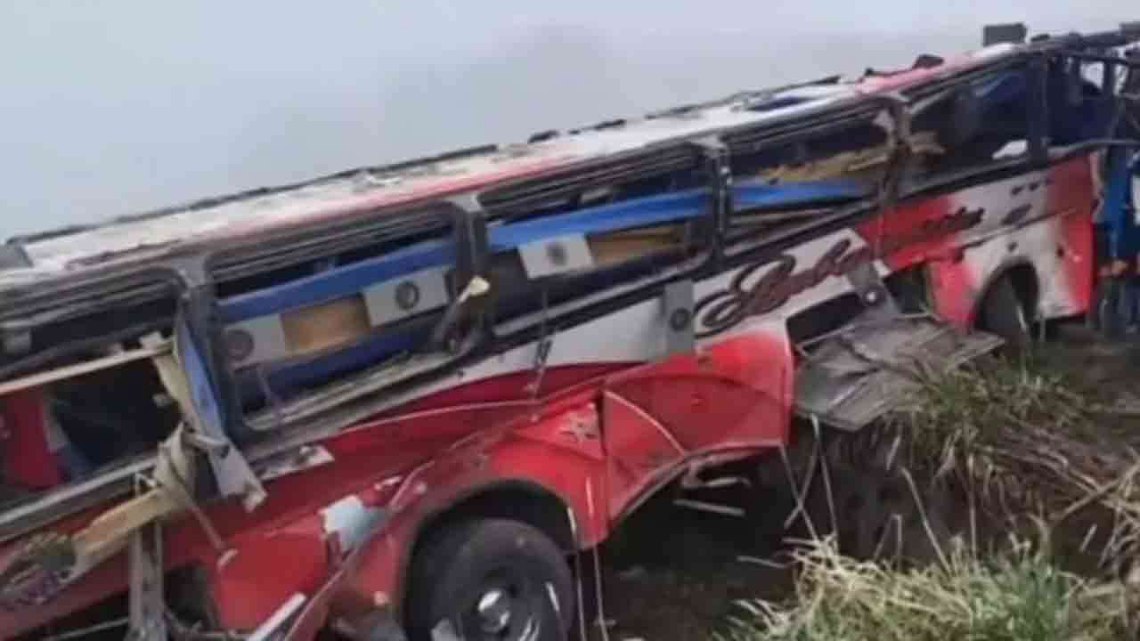 ஈக்வடோரில் பஸ் விபத்து: 21 பயணிகள் உயிரிழப்பு