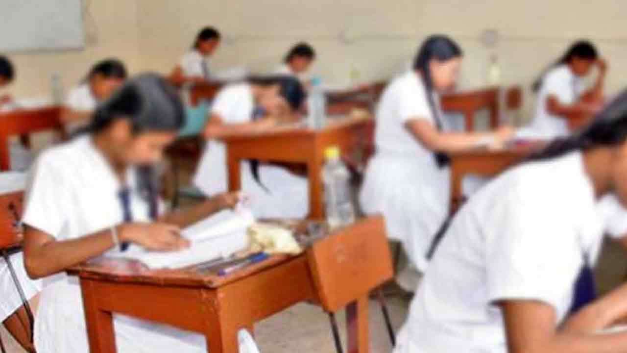 A/L பரீட்சை விடைத்தாள்களை அனுப்ப மறந்த அதிகாரிகள் - யாழில் வரலாற்றுச் சம்பவம்!