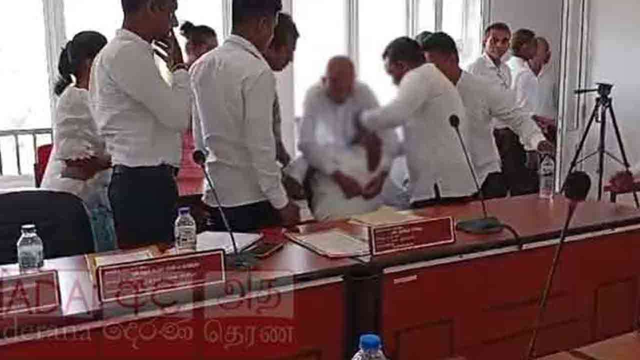 விவாதத்தின் போது பிரதேச சபை உறுப்பினருக்கு  திடீர் உடல் நலக் குறைவு 