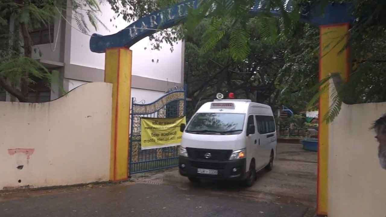 பாம்பு தீண்டிய நிலையிலும் உயர்தரப் பரீட்சை எழுதிய மாணவன்!