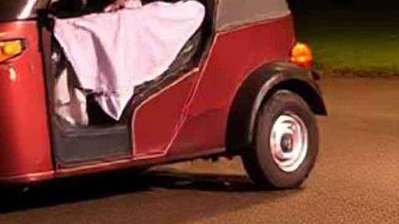  முச்சக்கர வண்டிக்குள் காயங்களுடன் சடலம் மீட்பு: பொலிஸார் விசாரணை