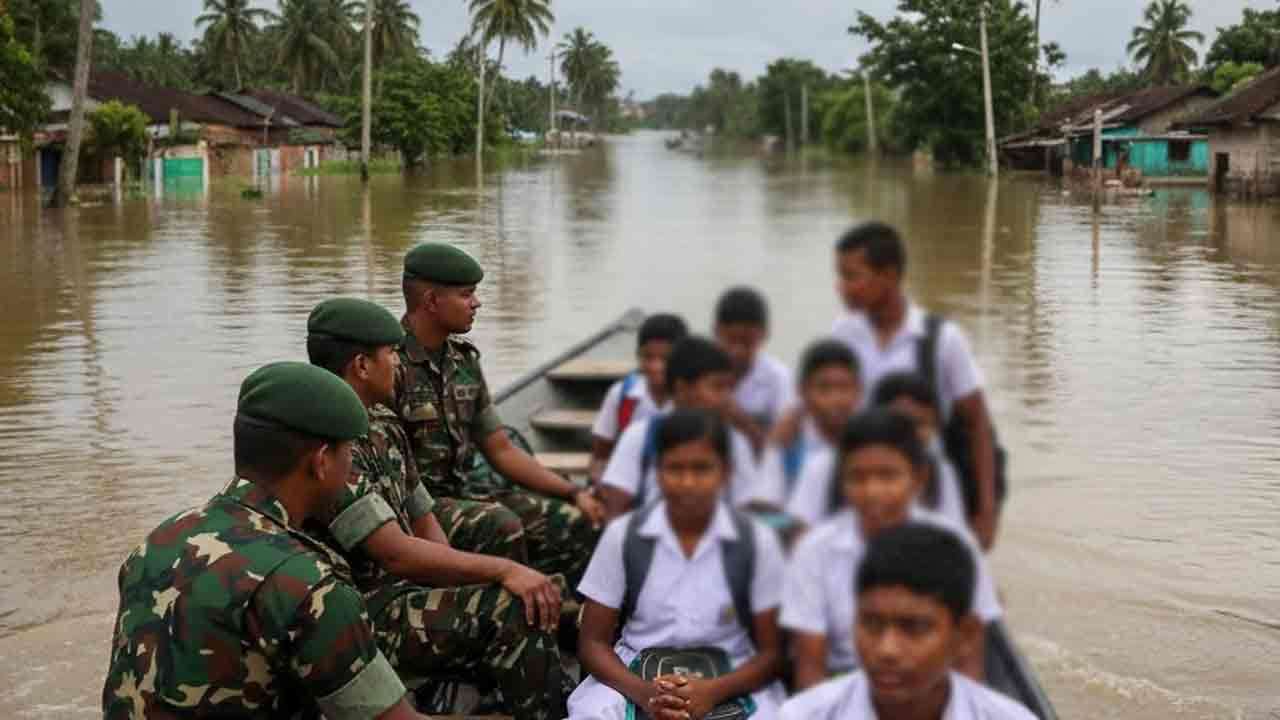 வெள்ளத்தால் பாதிக்கப்பட்ட பகுதிகளில் A/L மாணவர்களுக்கு படகுச் சேவை!