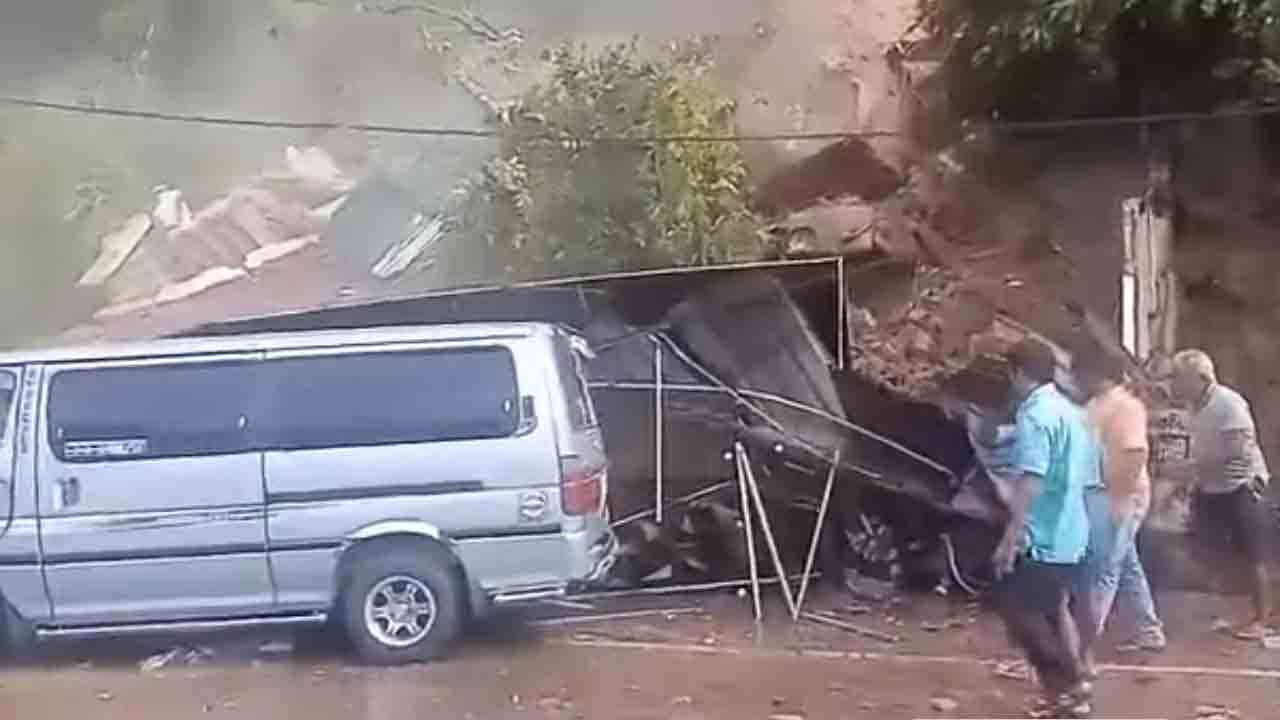 மண்சரிவு ஏற்பட்ட பகுதியில் முழுமையாக மூடப்பட்ட கொழும்பு - கண்டி வீதி 