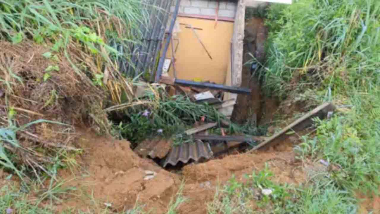 நுவரெலியாவில் மண்சரிவால் வீடு பலத்த சேதம் 