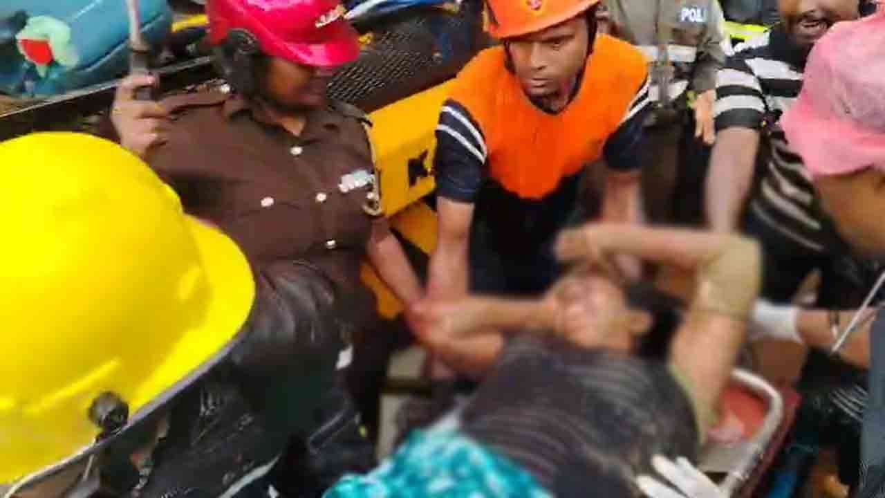 கடுகன்னாவ மண்சரிவு - பெண் ஒருவர் உயிருடன் மீட்பு